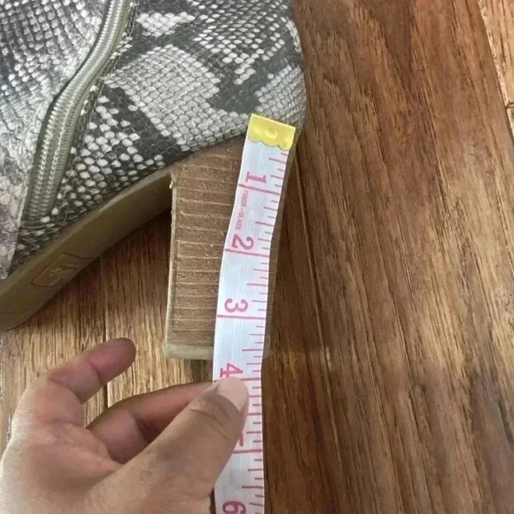 Carlos Santana Grey snakeskin Tibbie ankle boots - Picture 7 of 11